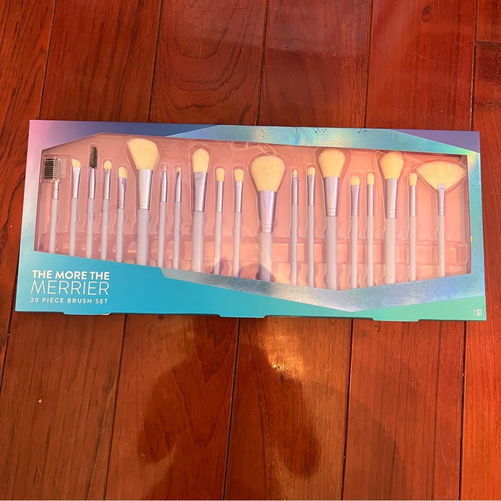 NWT. 20-Piece Makeup Brush Set.